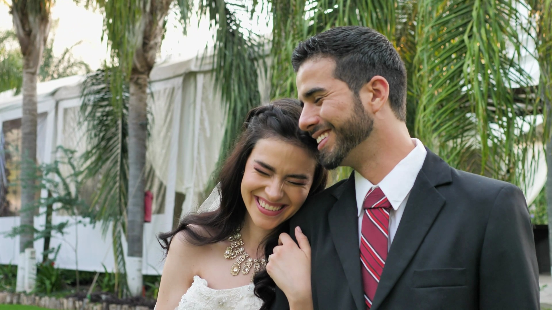 Novios recién casados riéndose juntos